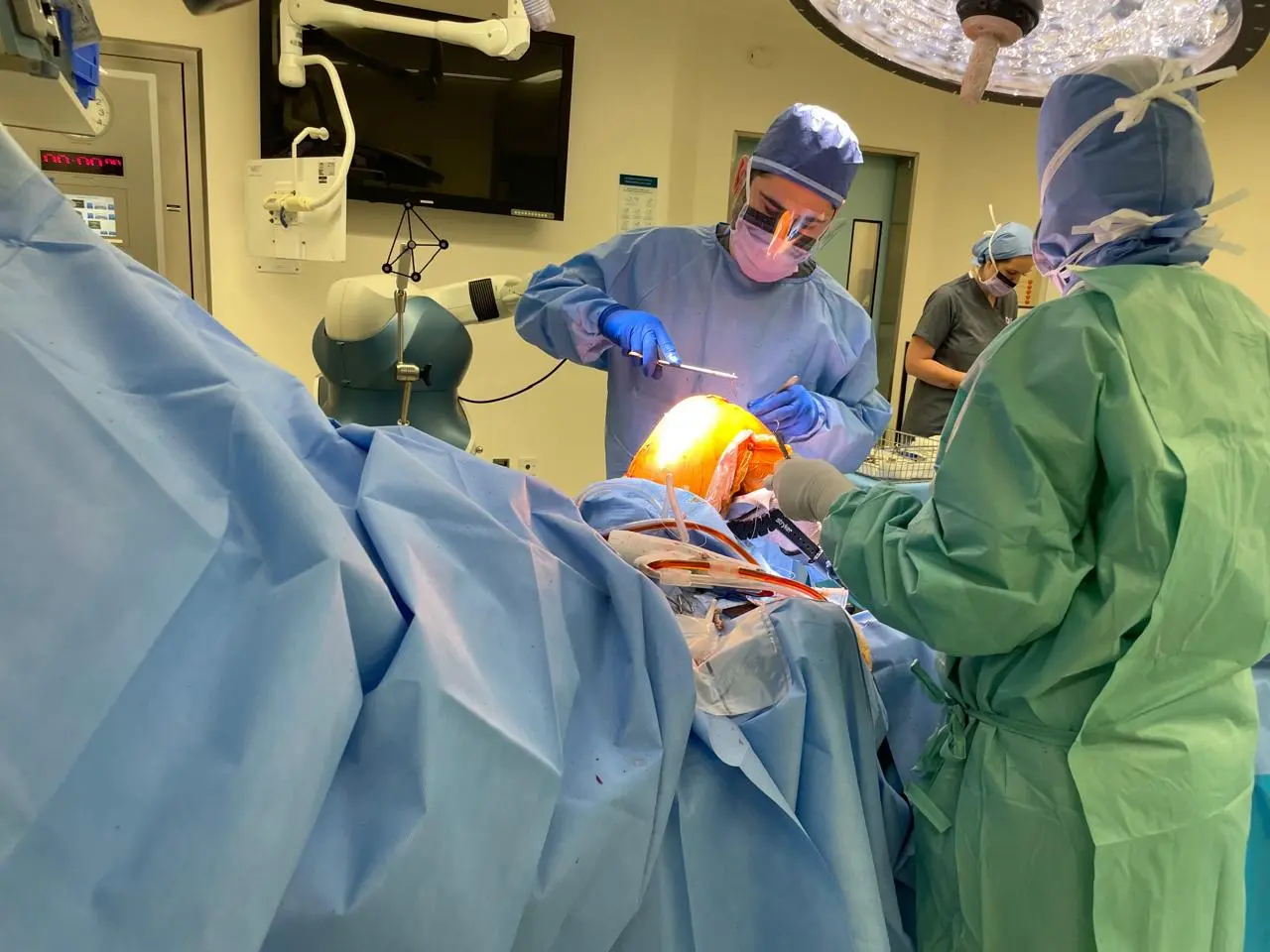 Prof. Dr. Sammy Hanna performing specialist hip and knee surgery in Abu Dhabi